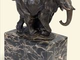 statue d'un éléphant sur un socle en marbre, avec un fond blanc