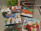 de nombreux livres pour enfants posés sur le lit