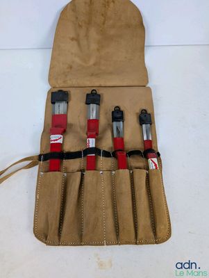 un gros plan sur une trousse à outils contenant quatre outils