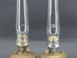 paire de lampes anciennes en laiton et en verre, montées sur des socles en bois