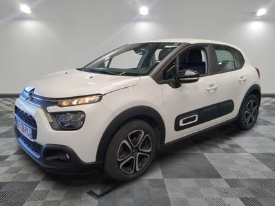 une citrole blanche garee sur un plancher en damier dans un garage