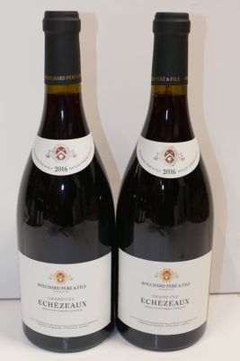 deux bouteilles de vin posées l'une à côté de l'autre sur une table