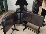 une chaise qui se trouve au milieu d'une pièce