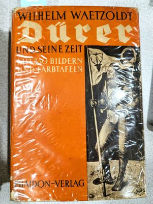 un livre sur lequel figure la photo d'un homme tenant un drapeau