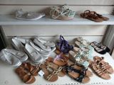 de nombreuses paires de chaussures sur une étagère dans une pièce