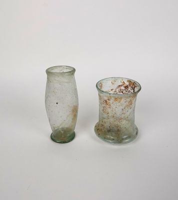 deux vases en verre posés l'un à côté de l'autre sur une surface blanche