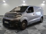 La nouvelle camionnette Citroën est garée dans une pièce au sol carrelé en damier.