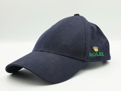 Le chapeau est bleu et comporte une calotte verte.