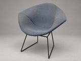 une chaise bleue posée sur un piètement en métal noir