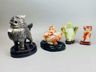 quatre figurines représentant différents animaux posées sur une table