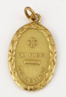gros plan d'une médaille d'or sur une surface blanche