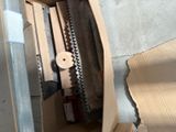 une machine qui découpe un morceau de carton à l'aide d'une scie