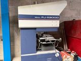 une machine posée sur une commode