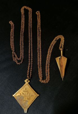 Lot de deux colliers en bronze, l'un gravé et l'autre garnit de filame - Photo 1