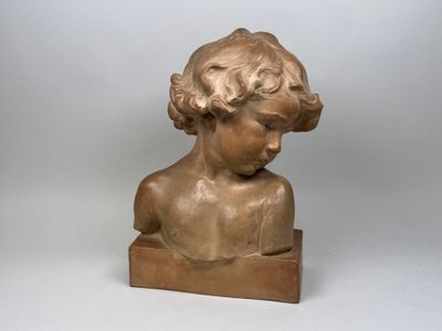 statue d'un jeune garçon aux cheveux bouclés, assis sur un bloc de bois