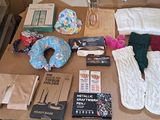 une table sur laquelle se trouvent de nombreux objets, notamment des gants, des mitaines, un livre et d'autres objets