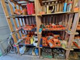 une étagère remplie d'outils divers dans un garage