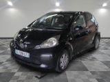 la photo d'une petite voiture noire garée dans un garage