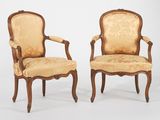 paire de fauteuils en bois sculpté de style Louis XV, avec accoudoirs rembourrés
