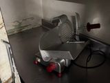 une photo d'une cuisine avec un plan de travail et un coupe-pizza posé dessus