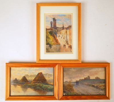 Trois tableaux encadrés représentant un château et une rivière sont accrochés au mur.