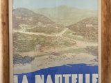 une photo d'une affiche accrochée au mur d'une maison
