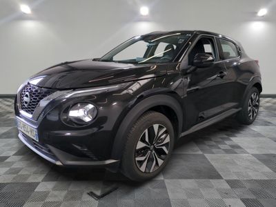 La nouvelle Nissan Kicks s'avance vers la caméra sur un sol à damier