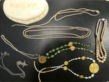 de nombreux colliers et bracelets différents disposés sur une table