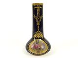 un vase noir et doré orné d'une image
