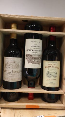 3 bouteilles de Médoc : une Clément Bichon de 2008 ; une château ...