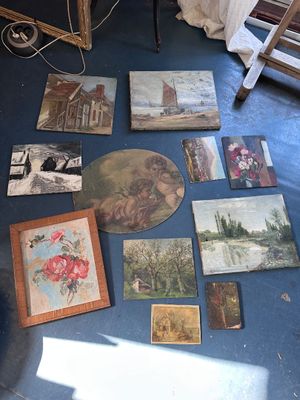 il y a beaucoup de photos par terre dans cette pièce