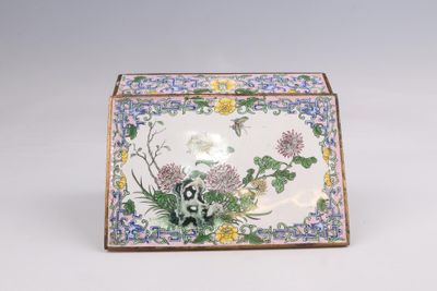 une image représentant une boîte sur laquelle sont peints des fleurs et des papillons