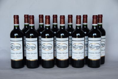 six bouteilles de vin sont alignées sur une table