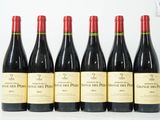 six bouteilles de vin rouge sont alignées sur une table