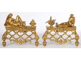 une paire de figurines anciennes en or représentant un homme et une femme assis sur un banc