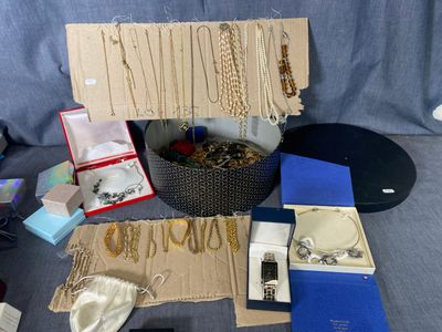 plusieurs objets posés ensemble sur une table
