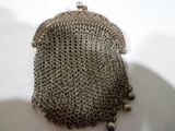 un sac à main en argent posé sur une table