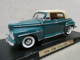 une maquette de voiture bleue posée sur un socle noir
