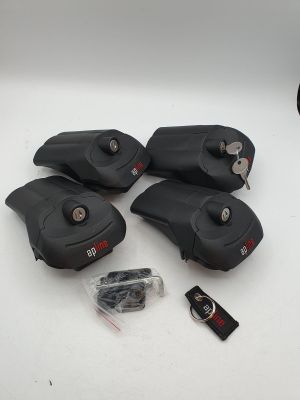 quatre paires de chaussures en cuir noir sont posées sur une surface blanche