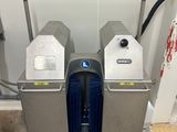 deux machines qui sont placées l'une à côté de l'autre sur le sol