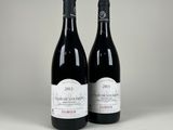 deux bouteilles de vin posées l'une à côté de l'autre sur une table
