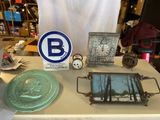 une table sur laquelle se trouvent divers objets, notamment une horloge et d'autres objets