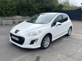 la petite voiture blanche est garée dans le parking