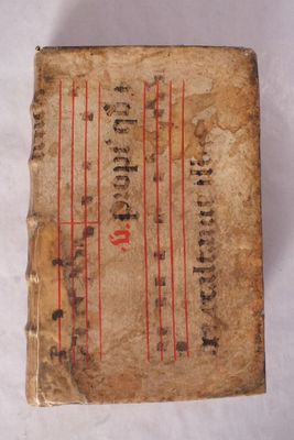 un vieux livre sur lequel figurent des inscriptions rouges sur un fond blanc