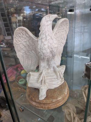 une statue d'aigle exposée dans une vitrine
