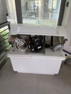 une boîte blanche avec un ventilateur et une fenêtre derrière