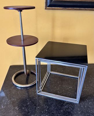 deux tables posées sur une table