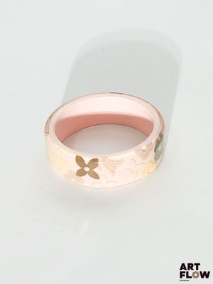 une image représentant une bague ornée d'un papillon
