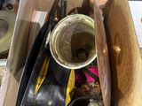 une boîte en carton remplie d'objets divers, posée sur une table
