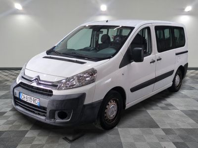 la camionnette blanche est garée dans une grande pièce au sol en damier
